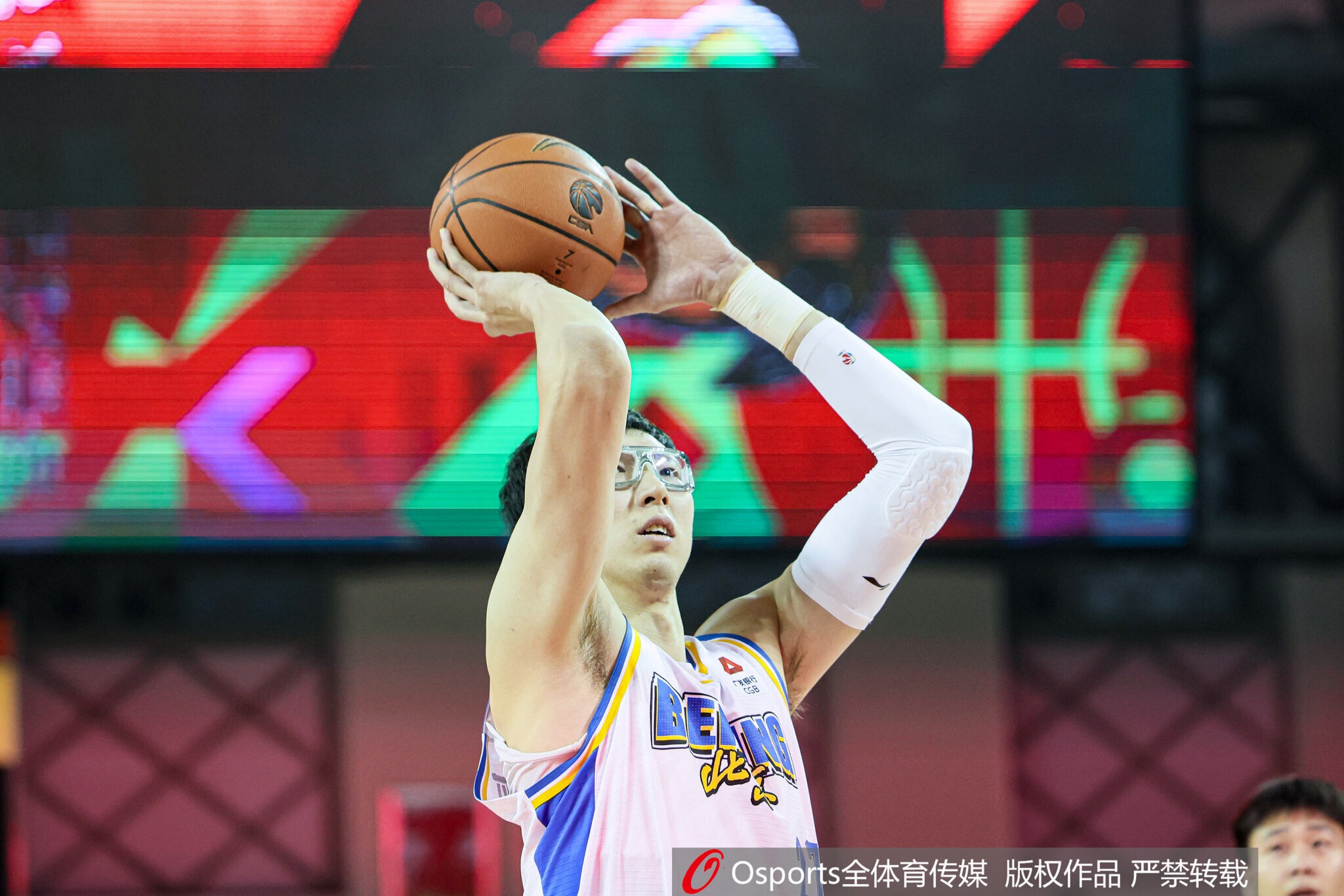 皇冠体育登录入口-填满数据栏！周琦半场3中2拿到5分6板1助1断1帽 3前场板