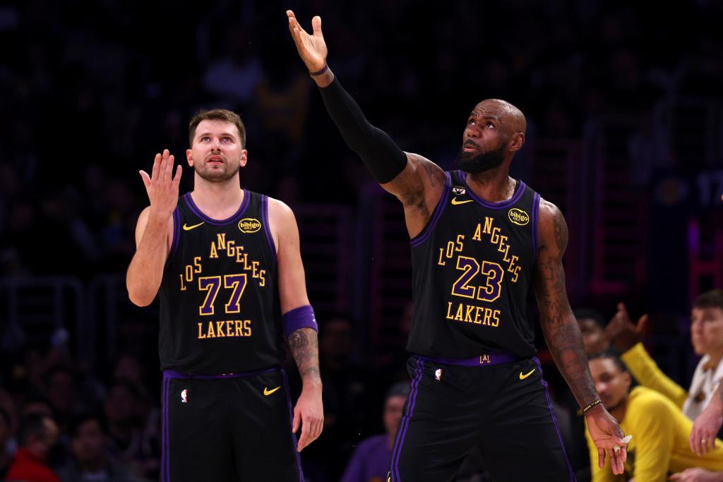 皇冠体育app下载-NBA｜在东契奇和詹姆斯的里程碑之夜，湖人稳住西部第三